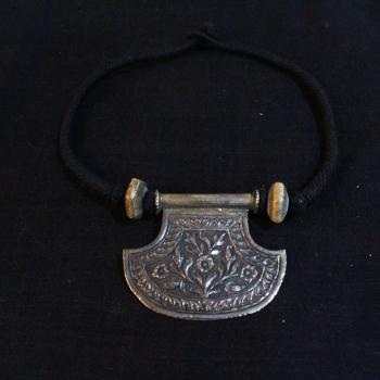 ANTIQUE STYLE NECKLACE
