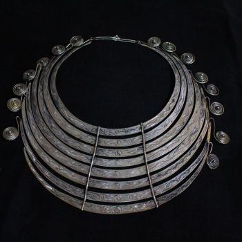 ANTIQUE STYLE NECKLACE