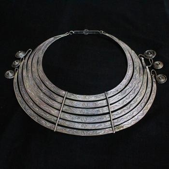 ANTIQUE STYLE NECKLACE