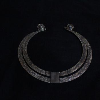 ANTIQUE STYLE NECKLACE