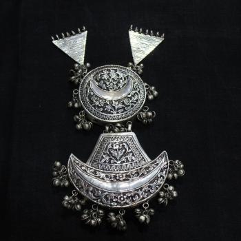 ANTIQUE STYLE NECKLACE